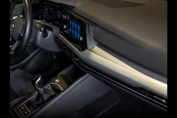 Volkswagen Golf 1.5 TSI / 150pk / Panorama dak / Trekhaak / Elektrische stoelverstelling /