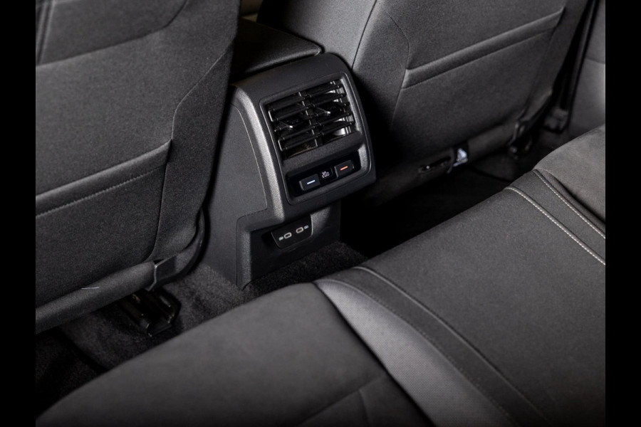 Volkswagen Golf 1.5 TSI / 150pk / Panorama dak / Trekhaak / Elektrische stoelverstelling /