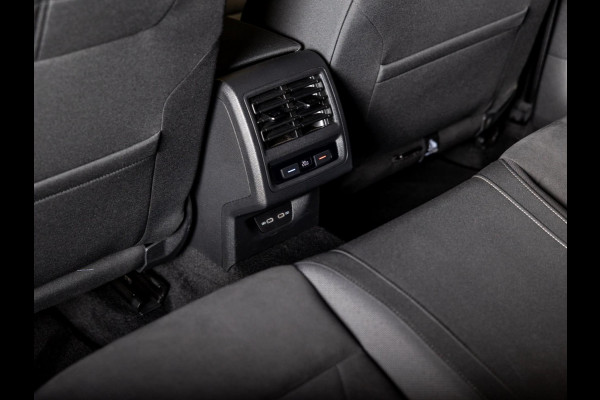 Volkswagen Golf 1.5 TSI / 150pk / Panorama dak / Trekhaak / Elektrische stoelverstelling /