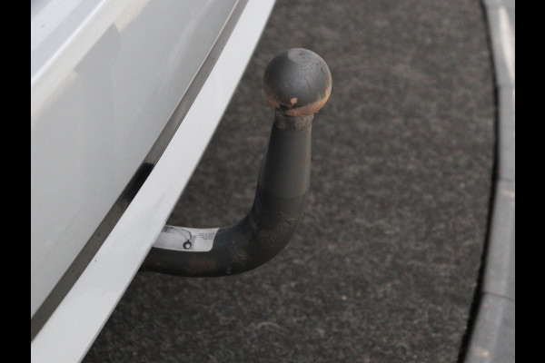 Toyota Corolla 1.8 Hybrid Business | Trekhaak | Camera | Adaptive cruise | Carplay | Full LED | Climate control | Bluetooth | DAB | Getint glas