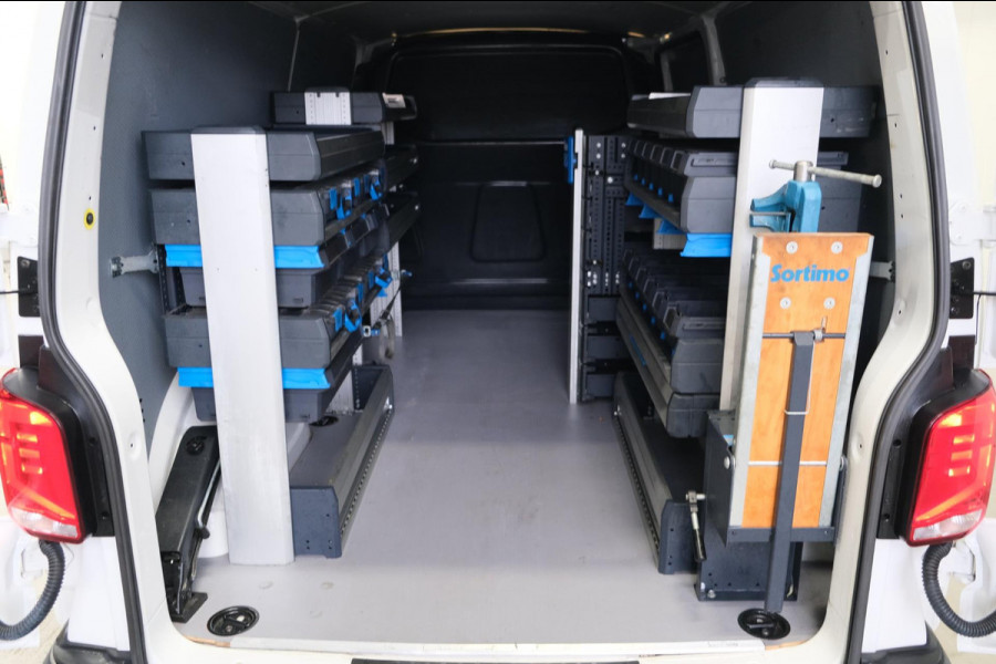 Volkswagen Transporter 2.0 TDI 150PK L2H1 Automaat - N.A.P. Airco, Navi, Cruise, Camera.