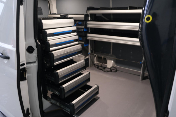 Volkswagen Transporter 2.0 TDI 150PK L2H1 Automaat - N.A.P. Airco, Navi, Cruise, Camera.