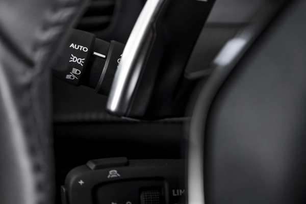 Peugeot 2008 1.2 Hybrid 145 Allure - Automaat | Dig. Cockpit | Adapt. Cruise | Stoelverw. | PDC | Camera | App. Connect | ECC | DAB | LM 17" | 2456
