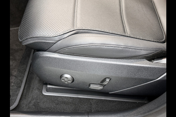 Mercedes-Benz GLC 300e 4MATIC Business Solution Luxury | Panoramaschuifdak | Trekhaak | Smartphone integratie | Easypack achterklep | URBAN GUARD voertuigbescherming plus | Stoelverwarming voor |