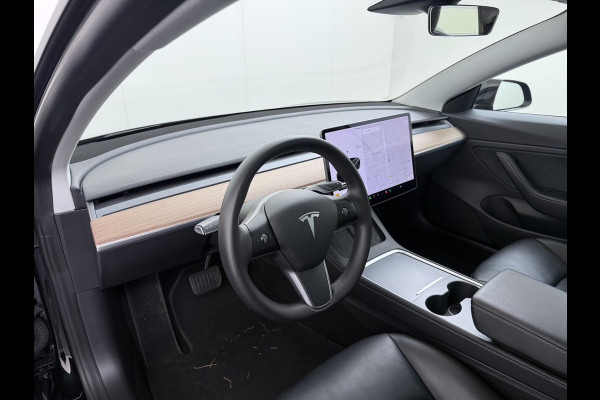 Tesla Model 3 Long Range AWD 75kWh Facelift Warmtepomp Trekhaak SOH 92% AutoPilot Leder Panoramadak Adaptive-Cruise Camera's Elektr.-Stuur+Sto Elek.Achterklep Navi LED DAB Voorverwarmen interieur Keyless One-Pedal-Drive 4WD 1e Eigenaar Origineel Nederlandse Auto Fabrieksgarantie op Accu en Motor tot 21-12-2028/192.00km