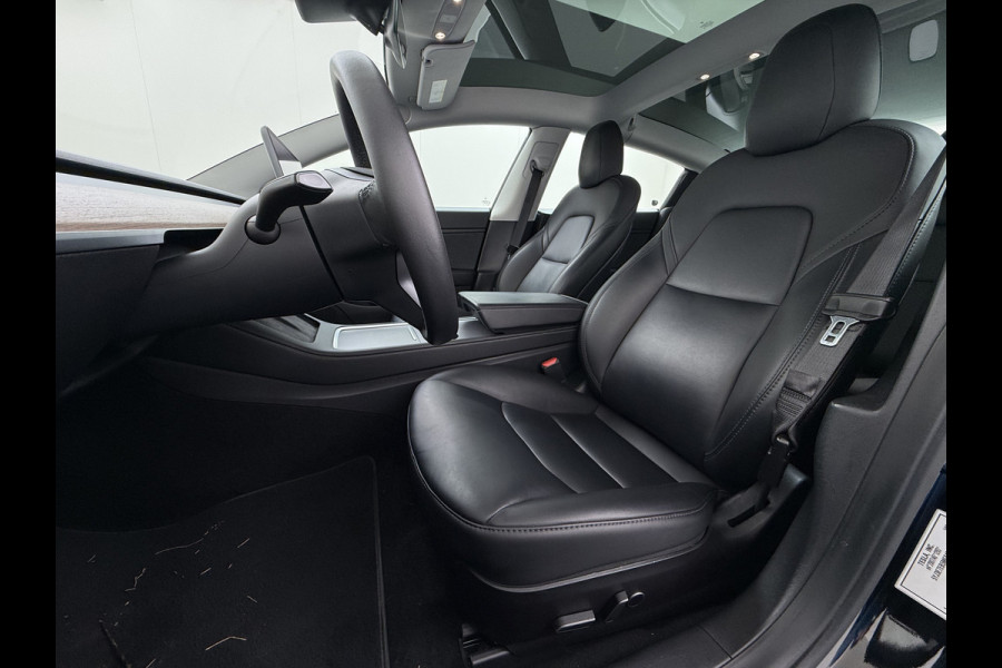 Tesla Model 3 Long Range AWD 75kWh Facelift Warmtepomp Trekhaak SOH 92% AutoPilot Leder Panoramadak Adaptive-Cruise Camera's Elektr.-Stuur+Sto Elek.Achterklep Navi LED DAB Voorverwarmen interieur Keyless One-Pedal-Drive 4WD 1e Eigenaar Origineel Nederlandse Auto Fabrieksgarantie op Accu en Motor tot 21-12-2028/192.00km