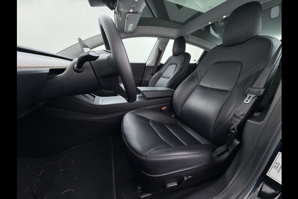 Tesla Model 3 Long Range AWD 75kWh Facelift Warmtepomp Trekhaak SOH 92% AutoPilot Leder Panoramadak Adaptive-Cruise Camera's Elektr.-Stuur+Sto Elek.Achterklep Navi LED DAB Voorverwarmen interieur Keyless One-Pedal-Drive 4WD 1e Eigenaar Origineel Nederlandse Auto Fabrieksgarantie op Accu en Motor tot 21-12-2028/192.00km