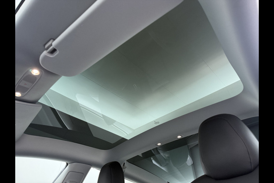 Tesla Model 3 Long Range AWD 75kWh Facelift Warmtepomp Trekhaak SOH 92% AutoPilot Leder Panoramadak Adaptive-Cruise Camera's Elektr.-Stuur+Sto Elek.Achterklep Navi LED DAB Voorverwarmen interieur Keyless One-Pedal-Drive 4WD 1e Eigenaar Origineel Nederlandse Auto Fabrieksgarantie op Accu en Motor tot 21-12-2028/192.00km