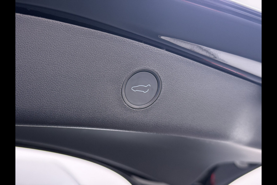 Tesla Model 3 Long Range AWD 75kWh Facelift Warmtepomp Trekhaak SOH 92% AutoPilot Leder Panoramadak Adaptive-Cruise Camera's Elektr.-Stuur+Sto Elek.Achterklep Navi LED DAB Voorverwarmen interieur Keyless One-Pedal-Drive 4WD 1e Eigenaar Origineel Nederlandse Auto Fabrieksgarantie op Accu en Motor tot 21-12-2028/192.00km