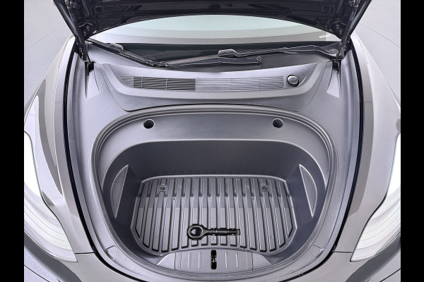 Tesla Model 3 Long Range AWD 75kWh Facelift Warmtepomp Trekhaak SOH 92% AutoPilot Leder Panoramadak Adaptive-Cruise Camera's Elektr.-Stuur+Sto Elek.Achterklep Navi LED DAB Voorverwarmen interieur Keyless One-Pedal-Drive 4WD 1e Eigenaar Origineel Nederlandse Auto Fabrieksgarantie op Accu en Motor tot 21-12-2028/192.00km