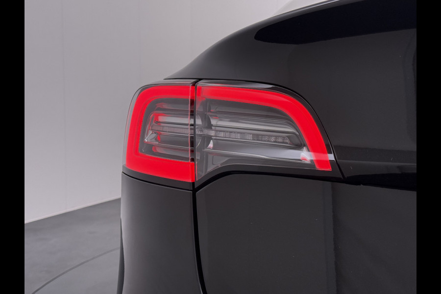 Tesla Model 3 Long Range AWD 75kWh Facelift Warmtepomp Trekhaak SOH 92% AutoPilot Leder Panoramadak Adaptive-Cruise Camera's Elektr.-Stuur+Sto Elek.Achterklep Navi LED DAB Voorverwarmen interieur Keyless One-Pedal-Drive 4WD 1e Eigenaar Origineel Nederlandse Auto Fabrieksgarantie op Accu en Motor tot 21-12-2028/192.00km