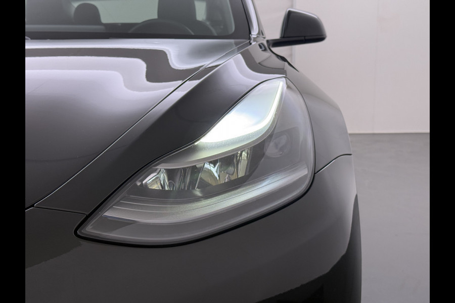 Tesla Model 3 Long Range AWD 75kWh Facelift Warmtepomp Trekhaak SOH 92% AutoPilot Leder Panoramadak Adaptive-Cruise Camera's Elektr.-Stuur+Sto Elek.Achterklep Navi LED DAB Voorverwarmen interieur Keyless One-Pedal-Drive 4WD 1e Eigenaar Origineel Nederlandse Auto Fabrieksgarantie op Accu en Motor tot 21-12-2028/192.00km