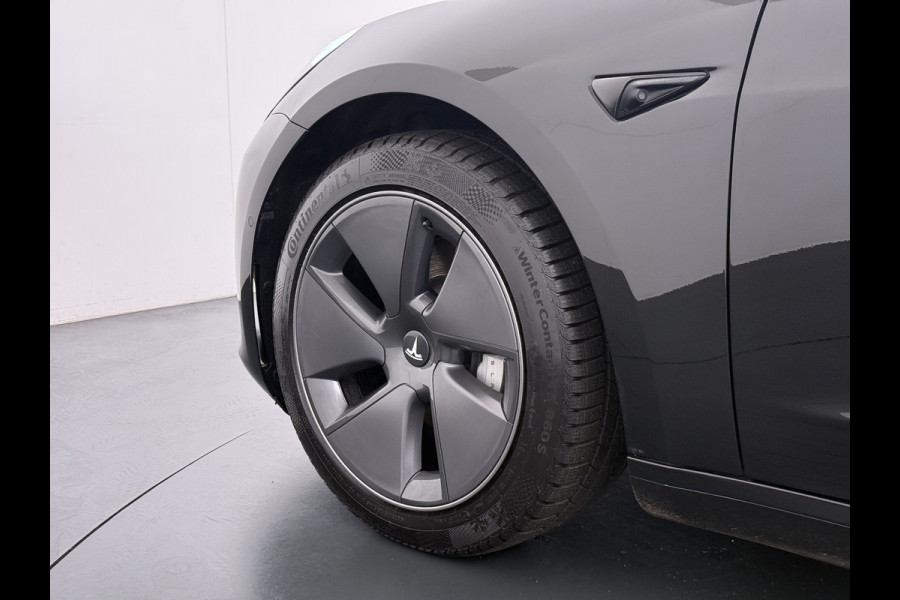 Tesla Model 3 Long Range AWD 75kWh Facelift Warmtepomp Trekhaak SOH 92% AutoPilot Leder Panoramadak Adaptive-Cruise Camera's Elektr.-Stuur+Sto Elek.Achterklep Navi LED DAB Voorverwarmen interieur Keyless One-Pedal-Drive 4WD 1e Eigenaar Origineel Nederlandse Auto Fabrieksgarantie op Accu en Motor tot 21-12-2028/192.00km