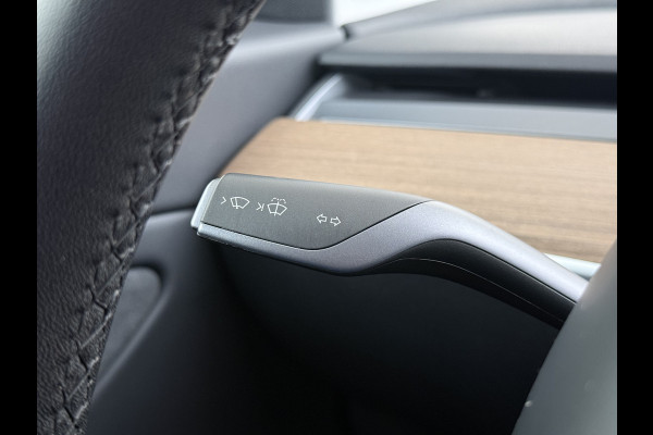 Tesla Model 3 Long Range AWD 75kWh Facelift Warmtepomp Trekhaak SOH 92% AutoPilot Leder Panoramadak Adaptive-Cruise Camera's Elektr.-Stuur+Sto Elek.Achterklep Navi LED DAB Voorverwarmen interieur Keyless One-Pedal-Drive 4WD 1e Eigenaar Origineel Nederlandse Auto Fabrieksgarantie op Accu en Motor tot 21-12-2028/192.00km
