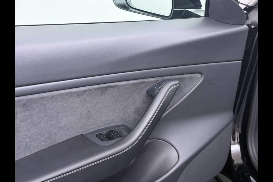 Tesla Model 3 Long Range AWD 75kWh Facelift Warmtepomp Trekhaak SOH 92% AutoPilot Leder Panoramadak Adaptive-Cruise Camera's Elektr.-Stuur+Sto Elek.Achterklep Navi LED DAB Voorverwarmen interieur Keyless One-Pedal-Drive 4WD 1e Eigenaar Origineel Nederlandse Auto Fabrieksgarantie op Accu en Motor tot 21-12-2028/192.00km