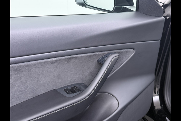 Tesla Model 3 Long Range AWD 75kWh Facelift Warmtepomp Trekhaak SOH 92% AutoPilot Leder Panoramadak Adaptive-Cruise Camera's Elektr.-Stuur+Sto Elek.Achterklep Navi LED DAB Voorverwarmen interieur Keyless One-Pedal-Drive 4WD 1e Eigenaar Origineel Nederlandse Auto Fabrieksgarantie op Accu en Motor tot 21-12-2028/192.00km