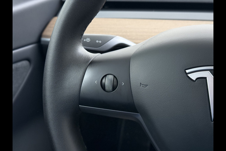 Tesla Model 3 Long Range AWD 75kWh Facelift Warmtepomp Trekhaak SOH 92% AutoPilot Leder Panoramadak Adaptive-Cruise Camera's Elektr.-Stuur+Sto Elek.Achterklep Navi LED DAB Voorverwarmen interieur Keyless One-Pedal-Drive 4WD 1e Eigenaar Origineel Nederlandse Auto Fabrieksgarantie op Accu en Motor tot 21-12-2028/192.00km