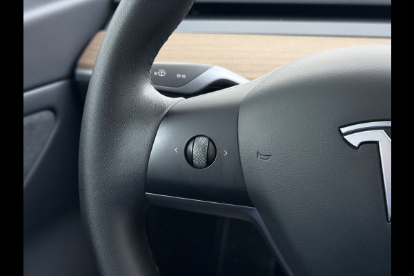 Tesla Model 3 Long Range AWD 75kWh Facelift Warmtepomp Trekhaak SOH 92% AutoPilot Leder Panoramadak Adaptive-Cruise Camera's Elektr.-Stuur+Sto Elek.Achterklep Navi LED DAB Voorverwarmen interieur Keyless One-Pedal-Drive 4WD 1e Eigenaar Origineel Nederlandse Auto Fabrieksgarantie op Accu en Motor tot 21-12-2028/192.00km
