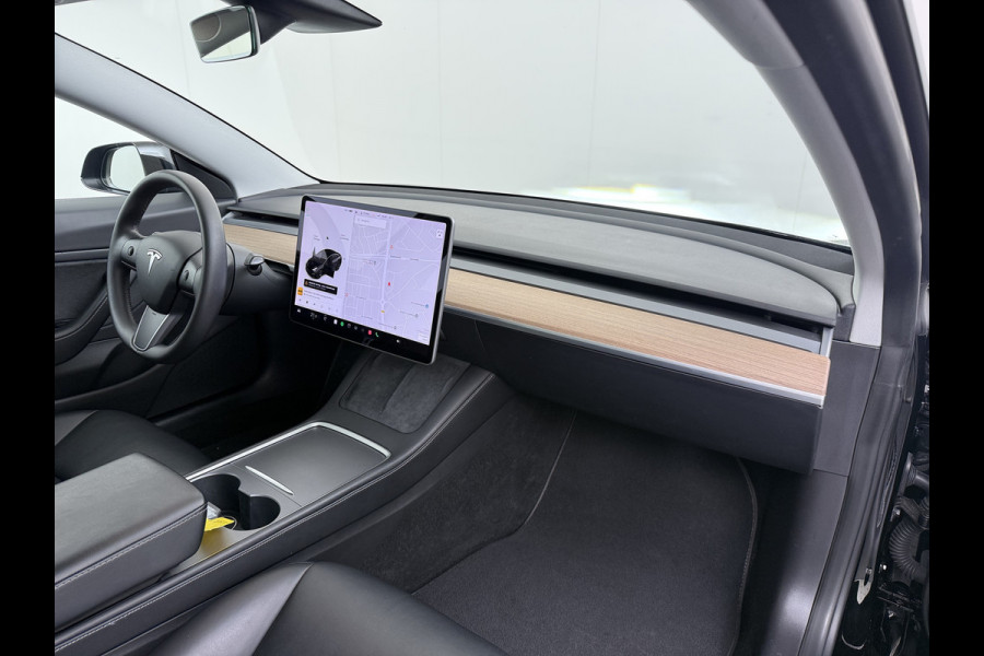 Tesla Model 3 Long Range AWD 75kWh Facelift Warmtepomp Trekhaak SOH 92% AutoPilot Leder Panoramadak Adaptive-Cruise Camera's Elektr.-Stuur+Sto Elek.Achterklep Navi LED DAB Voorverwarmen interieur Keyless One-Pedal-Drive 4WD 1e Eigenaar Origineel Nederlandse Auto Fabrieksgarantie op Accu en Motor tot 21-12-2028/192.00km