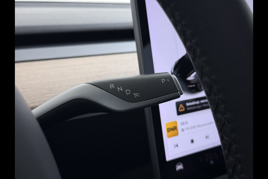 Tesla Model 3 Long Range AWD 75kWh Facelift Warmtepomp Trekhaak SOH 92% AutoPilot Leder Panoramadak Adaptive-Cruise Camera's Elektr.-Stuur+Sto Elek.Achterklep Navi LED DAB Voorverwarmen interieur Keyless One-Pedal-Drive 4WD 1e Eigenaar Origineel Nederlandse Auto Fabrieksgarantie op Accu en Motor tot 21-12-2028/192.00km