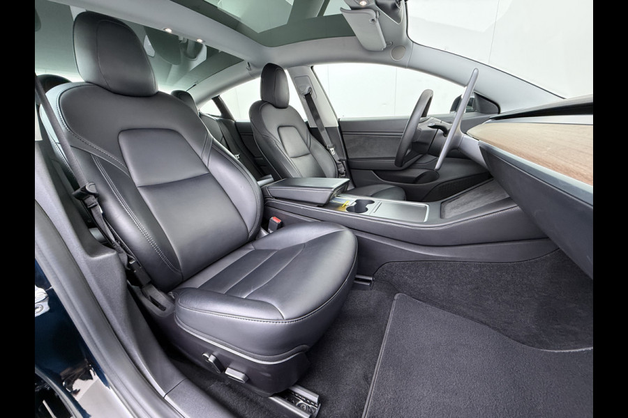 Tesla Model 3 Long Range AWD 75kWh Facelift Warmtepomp Trekhaak SOH 92% AutoPilot Leder Panoramadak Adaptive-Cruise Camera's Elektr.-Stuur+Sto Elek.Achterklep Navi LED DAB Voorverwarmen interieur Keyless One-Pedal-Drive 4WD 1e Eigenaar Origineel Nederlandse Auto Fabrieksgarantie op Accu en Motor tot 21-12-2028/192.00km