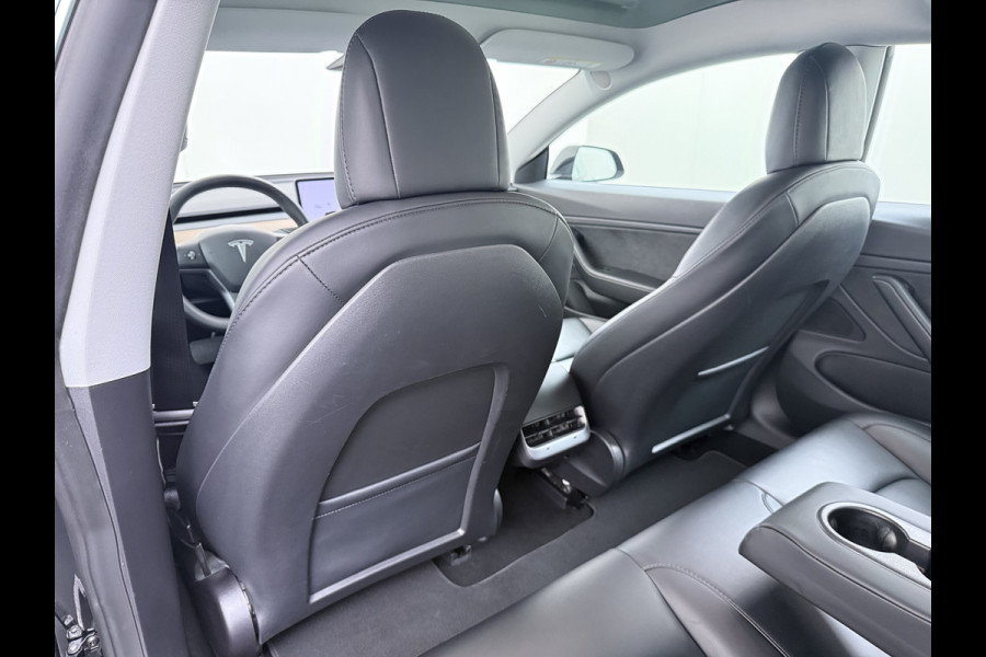 Tesla Model 3 Long Range AWD 75kWh Facelift Warmtepomp Trekhaak SOH 92% AutoPilot Leder Panoramadak Adaptive-Cruise Camera's Elektr.-Stuur+Sto Elek.Achterklep Navi LED DAB Voorverwarmen interieur Keyless One-Pedal-Drive 4WD 1e Eigenaar Origineel Nederlandse Auto Fabrieksgarantie op Accu en Motor tot 21-12-2028/192.00km