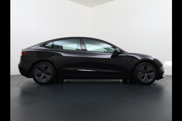 Tesla Model 3 Long Range AWD 75kWh Facelift Warmtepomp Trekhaak SOH 92% AutoPilot Leder Panoramadak Adaptive-Cruise Camera's Elektr.-Stuur+Sto Elek.Achterklep Navi LED DAB Voorverwarmen interieur Keyless One-Pedal-Drive 4WD 1e Eigenaar Origineel Nederlandse Auto Fabrieksgarantie op Accu en Motor tot 21-12-2028/192.00km