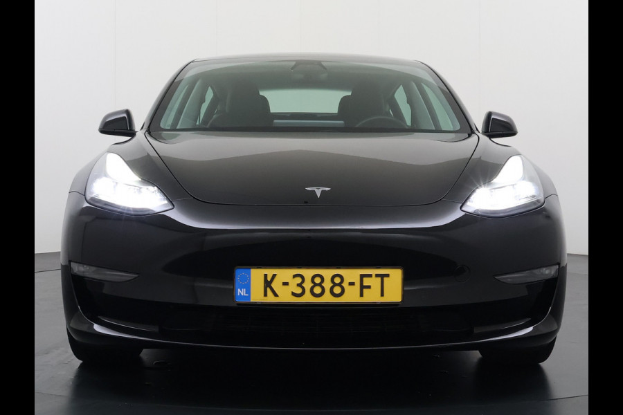 Tesla Model 3 Long Range AWD 75kWh Facelift Warmtepomp Trekhaak SOH 92% AutoPilot Leder Panoramadak Adaptive-Cruise Camera's Elektr.-Stuur+Sto Elek.Achterklep Navi LED DAB Voorverwarmen interieur Keyless One-Pedal-Drive 4WD 1e Eigenaar Origineel Nederlandse Auto Fabrieksgarantie op Accu en Motor tot 21-12-2028/192.00km