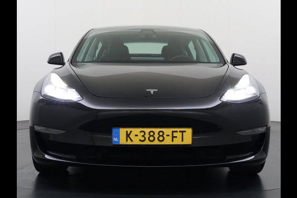 Tesla Model 3 Long Range AWD 75kWh Facelift Warmtepomp Trekhaak SOH 92% AutoPilot Leder Panoramadak Adaptive-Cruise Camera's Elektr.-Stuur+Sto Elek.Achterklep Navi LED DAB Voorverwarmen interieur Keyless One-Pedal-Drive 4WD 1e Eigenaar Origineel Nederlandse Auto Fabrieksgarantie op Accu en Motor tot 21-12-2028/192.00km