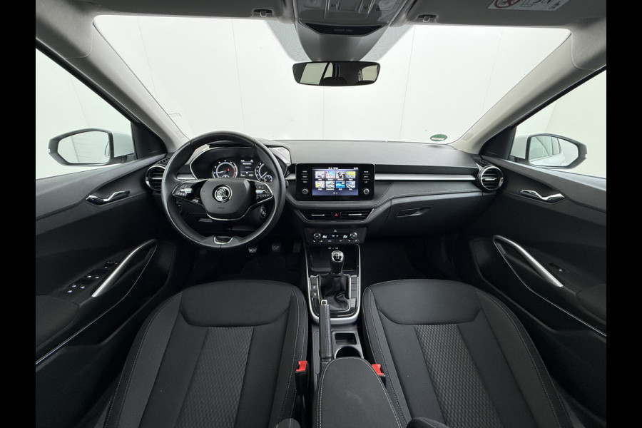 Škoda Fabia 1.0TSI 96PK 5Drs Ecc Navi* Camera Stoelverwarming Apple Carplay Android Auto Cruise Control Pdc Lmv Isofix Privacyglas Led Smartlink Bluetooth Keyless Licht-/regensensor Mooie en complete Skoda Fabia 380 Liter kofferruimte