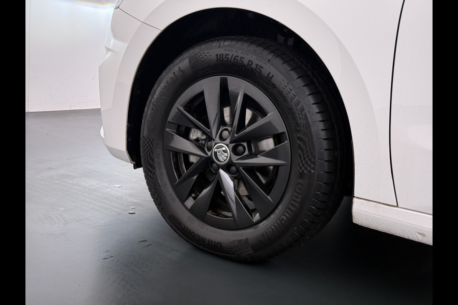 Škoda Fabia 1.0TSI 96PK 5Drs Ecc Navi* Camera Stoelverwarming Apple Carplay Android Auto Cruise Control Pdc Lmv Isofix Privacyglas Led Smartlink Bluetooth Keyless Licht-/regensensor Mooie en complete Skoda Fabia 380 Liter kofferruimte