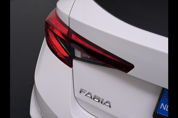 Škoda Fabia 1.0TSI 96PK 5Drs Ecc Navi* Camera Stoelverwarming Apple Carplay Android Auto Cruise Control Pdc Lmv Isofix Privacyglas Led Smartlink Bluetooth Keyless Licht-/regensensor Mooie en complete Skoda Fabia 380 Liter kofferruimte