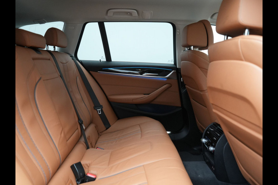 BMW 5 Serie Touring 530e Luxury Line Plug In Hybrid 293pk Dealer O.H PHEV | Trekhaak Af Fabriek | Camera | Comfortstoelen Memory & Verwarmd | Cruise Control | Apple Carplay | Navigatie | Virtual | DAB | 18" L.M | BMW LED |