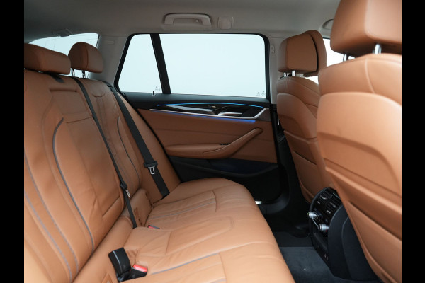 BMW 5 Serie Touring 530e Luxury Line Plug In Hybrid 293pk Dealer O.H PHEV | Trekhaak Af Fabriek | Camera | Comfortstoelen Memory & Verwarmd | Cruise Control | Apple Carplay | Navigatie | Virtual | DAB | 18" L.M | BMW LED |