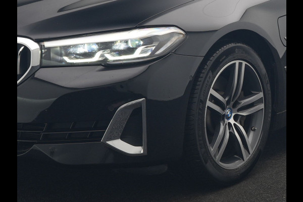 BMW 5 Serie Touring 530e Luxury Line Plug In Hybrid 293pk Dealer O.H PHEV | Trekhaak Af Fabriek | Camera | Comfortstoelen Memory & Verwarmd | Cruise Control | Apple Carplay | Navigatie | Virtual | DAB | 18" L.M | BMW LED |