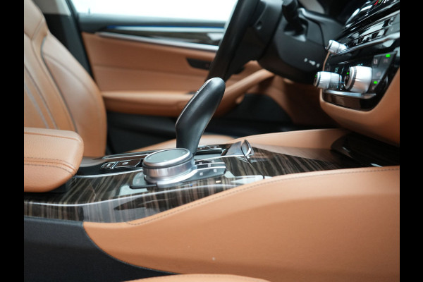 BMW 5 Serie Touring 530e Luxury Line Plug In Hybrid 293pk Dealer O.H PHEV | Trekhaak Af Fabriek | Camera | Comfortstoelen Memory & Verwarmd | Cruise Control | Apple Carplay | Navigatie | Virtual | DAB | 18" L.M | BMW LED |
