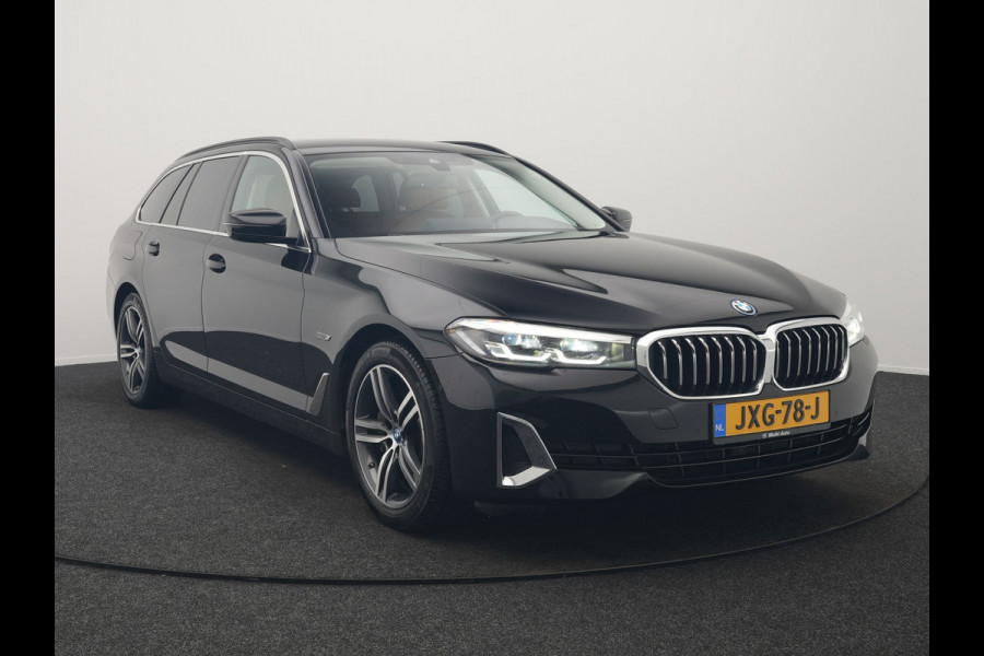 BMW 5 Serie Touring 530e Luxury Line Plug In Hybrid 293pk Dealer O.H PHEV | Trekhaak Af Fabriek | Camera | Comfortstoelen Memory & Verwarmd | Cruise Control | Apple Carplay | Navigatie | Virtual | DAB | 18" L.M | BMW LED |