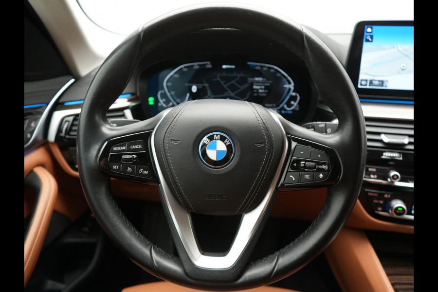 BMW 5 Serie Touring 530e Luxury Line Plug In Hybrid 293pk Dealer O.H PHEV | Trekhaak Af Fabriek | Camera | Comfortstoelen Memory & Verwarmd | Cruise Control | Apple Carplay | Navigatie | Virtual | DAB | 18" L.M | BMW LED |