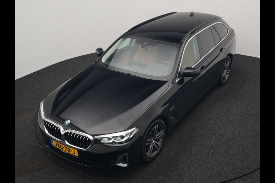 BMW 5 Serie Touring 530e Luxury Line Plug In Hybrid 293pk Dealer O.H PHEV | Trekhaak Af Fabriek | Camera | Comfortstoelen Memory & Verwarmd | Cruise Control | Apple Carplay | Navigatie | Virtual | DAB | 18" L.M | BMW LED |