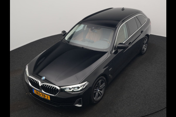 BMW 5 Serie Touring 530e Luxury Line Plug In Hybrid 293pk Dealer O.H PHEV | Trekhaak Af Fabriek | Camera | Comfortstoelen Memory & Verwarmd | Cruise Control | Apple Carplay | Navigatie | Virtual | DAB | 18" L.M | BMW LED |