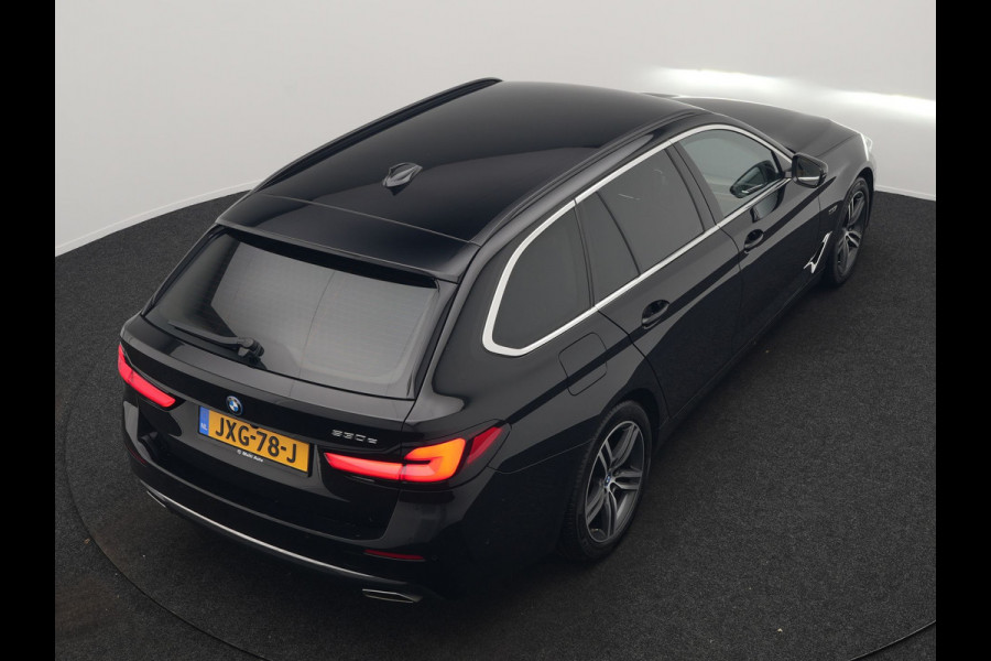 BMW 5 Serie Touring 530e Luxury Line Plug In Hybrid 293pk Dealer O.H PHEV | Trekhaak Af Fabriek | Camera | Comfortstoelen Memory & Verwarmd | Cruise Control | Apple Carplay | Navigatie | Virtual | DAB | 18" L.M | BMW LED |