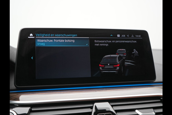 BMW 5 Serie Touring 530e Luxury Line Plug In Hybrid 293pk Dealer O.H PHEV | Trekhaak Af Fabriek | Camera | Comfortstoelen Memory & Verwarmd | Cruise Control | Apple Carplay | Navigatie | Virtual | DAB | 18" L.M | BMW LED |