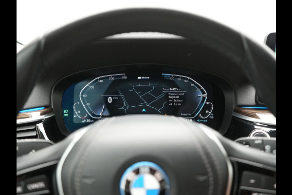 BMW 5 Serie Touring 530e Luxury Line Plug In Hybrid 293pk Dealer O.H PHEV | Trekhaak Af Fabriek | Camera | Comfortstoelen Memory & Verwarmd | Cruise Control | Apple Carplay | Navigatie | Virtual | DAB | 18" L.M | BMW LED |