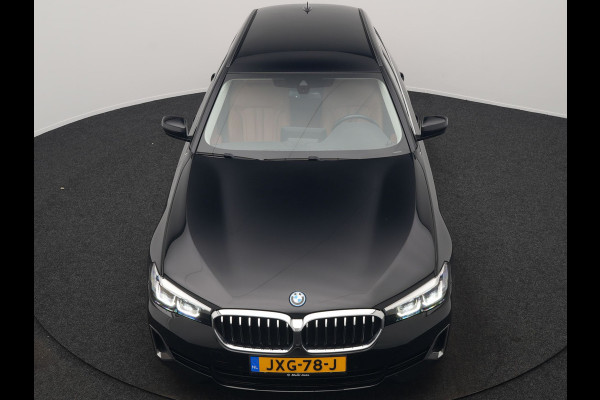 BMW 5 Serie Touring 530e Luxury Line Plug In Hybrid 293pk Dealer O.H PHEV | Trekhaak Af Fabriek | Camera | Comfortstoelen Memory & Verwarmd | Cruise Control | Apple Carplay | Navigatie | Virtual | DAB | 18" L.M | BMW LED |