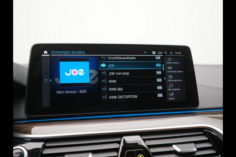 BMW 5 Serie Touring 530e Luxury Line Plug In Hybrid 293pk Dealer O.H PHEV | Trekhaak Af Fabriek | Camera | Comfortstoelen Memory & Verwarmd | Cruise Control | Apple Carplay | Navigatie | Virtual | DAB | 18" L.M | BMW LED |