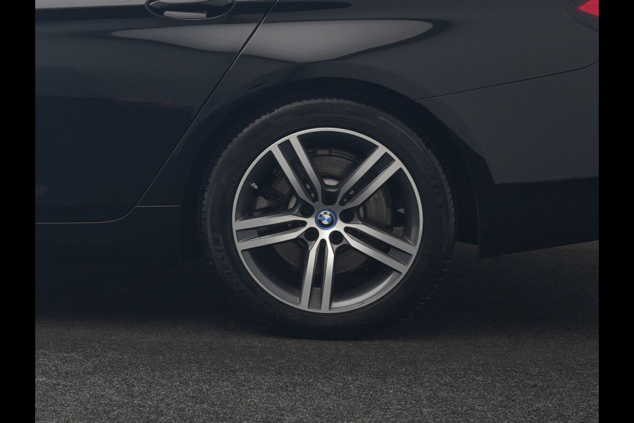 BMW 5 Serie Touring 530e Luxury Line Plug In Hybrid 293pk Dealer O.H PHEV | Trekhaak Af Fabriek | Camera | Comfortstoelen Memory & Verwarmd | Cruise Control | Apple Carplay | Navigatie | Virtual | DAB | 18" L.M | BMW LED |