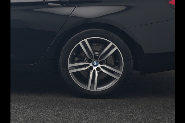 BMW 5 Serie Touring 530e Luxury Line Plug In Hybrid 293pk Dealer O.H PHEV | Trekhaak Af Fabriek | Camera | Comfortstoelen Memory & Verwarmd | Cruise Control | Apple Carplay | Navigatie | Virtual | DAB | 18" L.M | BMW LED |