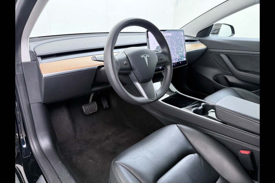 Tesla Model 3 RWD SR plus 325PK LFP Accu Trekhaak AutoPilot Leder Panoramadak Adaptive-Cruise Camera's Elektr.-Stuur+Stoelen+Spiegels+Geheugen Navi LED DAB Voorverwarmen Keyless One-Pedal-Drive Lmv 18" SOH 89% 1.000KG Trekgewicht 1e Eigenaar Origineel Nederlandse Auto Fabrieks Garantie op Accu en Motor tot 14-12-2028/160.000km
