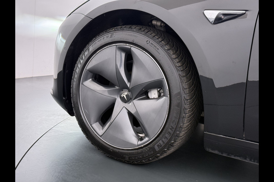 Tesla Model 3 RWD SR plus 325PK LFP Accu Trekhaak AutoPilot Leder Panoramadak Adaptive-Cruise Camera's Elektr.-Stuur+Stoelen+Spiegels+Geheugen Navi LED DAB Voorverwarmen Keyless One-Pedal-Drive Lmv 18" SOH 89% 1.000KG Trekgewicht 1e Eigenaar Origineel Nederlandse Auto Fabrieks Garantie op Accu en Motor tot 14-12-2028/160.000km