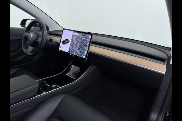 Tesla Model 3 RWD SR plus 325PK LFP Accu Trekhaak AutoPilot Leder Panoramadak Adaptive-Cruise Camera's Elektr.-Stuur+Stoelen+Spiegels+Geheugen Navi LED DAB Voorverwarmen Keyless One-Pedal-Drive Lmv 18" SOH 89% 1.000KG Trekgewicht 1e Eigenaar Origineel Nederlandse Auto Fabrieks Garantie op Accu en Motor tot 14-12-2028/160.000km